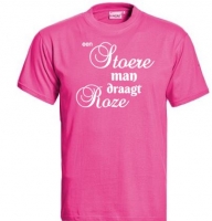 T-shirt Een stoere man draagt roze t shirt