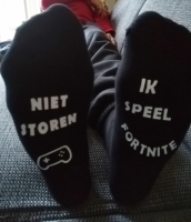 Kinder sokken met tekst 'niet storen ik speel Fortnite'