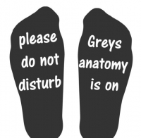 Sokken met tekst please do not disturb  Greys anatomy is on