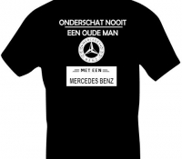 T-shirt Onderschat nooit een oude man met een Mercedes
