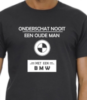 T-shirt Onderschat nooit een oude man met een BMW