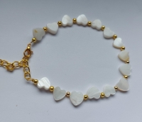Armband met schelphartjes goud