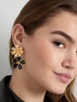 Oorbellen  bloemhangers zwart/ goud