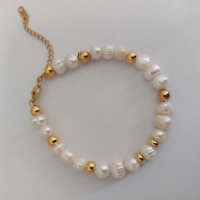 Parelarmband met gouden kralen