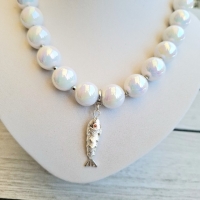 Parelketting met met zilveren vis