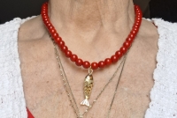 Parelketting rood met met goudkleurige vis