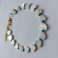 Schelparmband met blauwe kralen