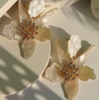 Statement bloem oorbellen creme