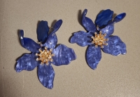 Statement bloem oorbellen spijker blauw