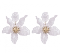 Statement bloem oorbellen wit